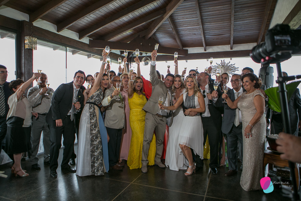 noiva, casamento, wedding, vestido de noiva, loira, carro de noiva, pai de noiva, bouquet, suculentas, atma, resort, chapada dos guimaraes, mato grosso, cuiaba, casamento na chapada, criancas, kids, noivo,