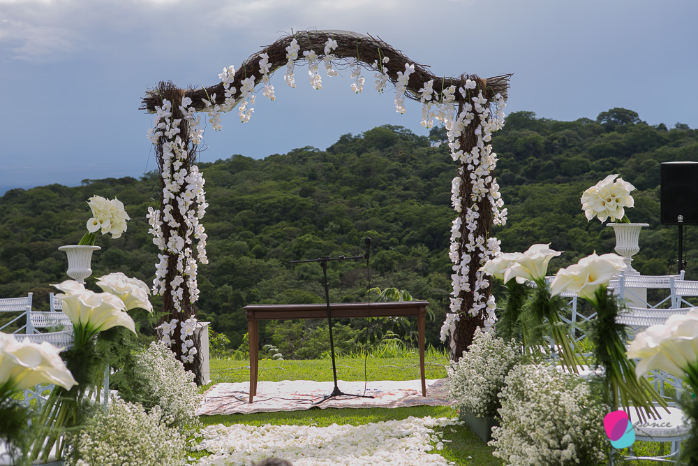 casamento, wedding, casamento na chapada, bistro da mata, fotografia de casamento, wedding day, noiva, vestido de noiva, rendas, detalhes, details, bride, smile, love, chapada, chapada dos guimaraes, mato grosso, case de dia, ponce fotografia, felipe ponc