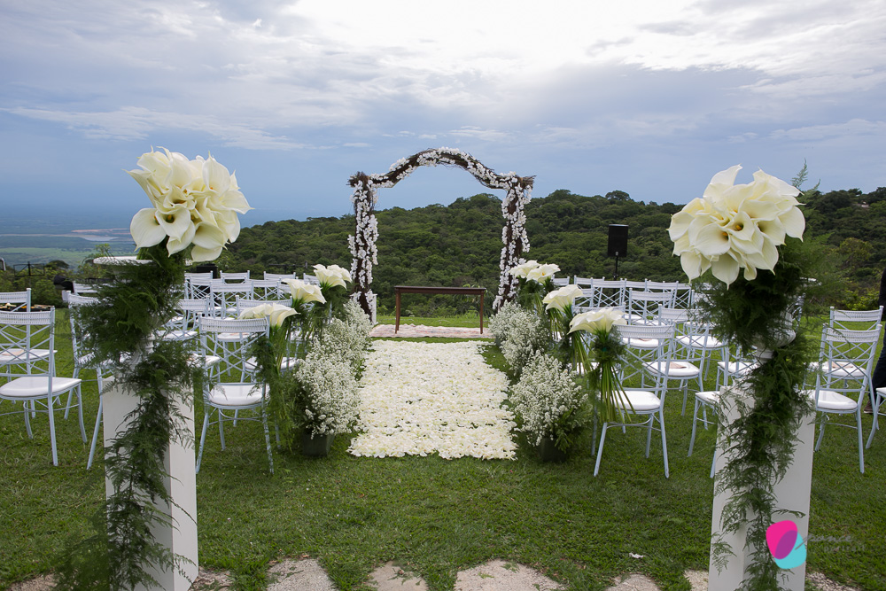 casamento, wedding, casamento na chapada, bistro da mata, fotografia de casamento, wedding day, noiva, vestido de noiva, rendas, detalhes, details, bride, smile, love, chapada, chapada dos guimaraes, mato grosso, case de dia, ponce fotografia, felipe ponc