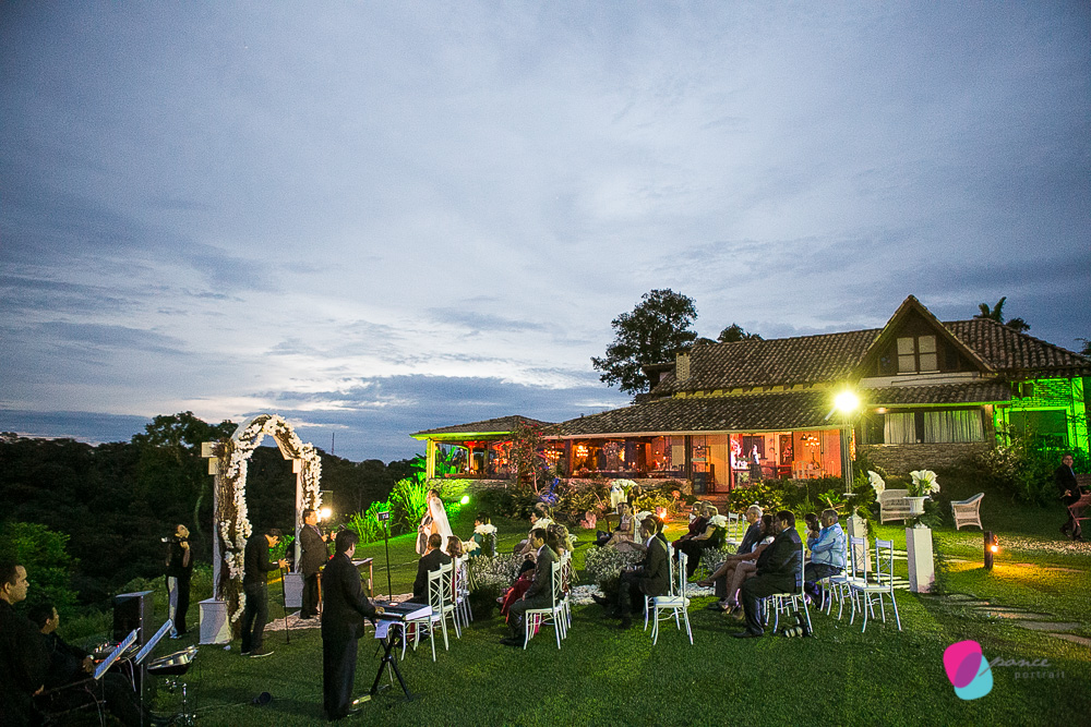 casamento, wedding, casamento na chapada, bistro da mata, fotografia de casamento, wedding day, noiva, vestido de noiva, rendas, detalhes, details, bride, smile, love, chapada, chapada dos guimaraes, mato grosso, case de dia, ponce fotografia, felipe ponc