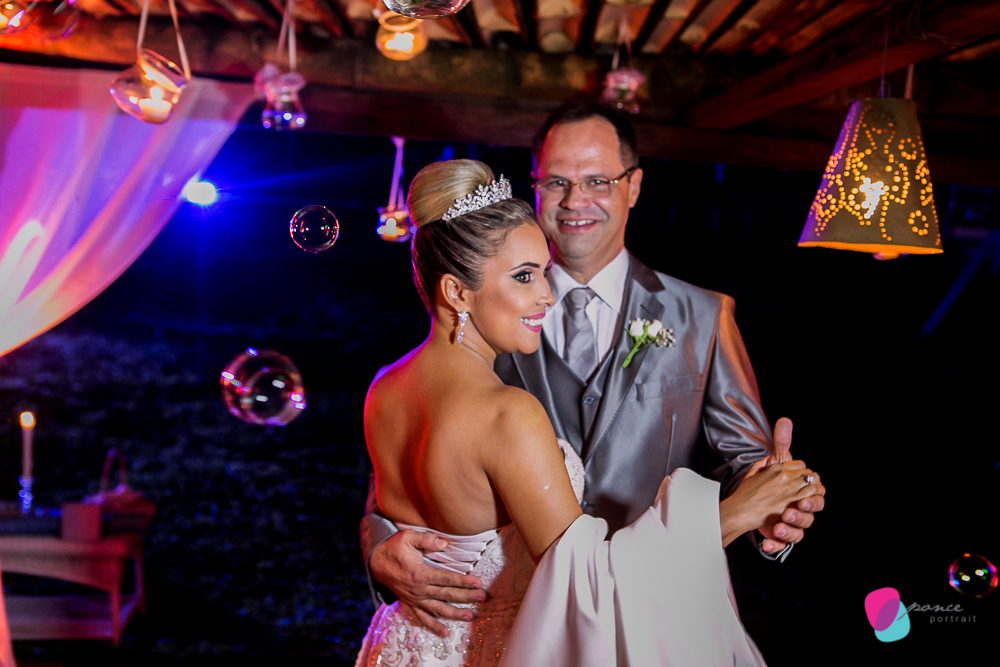 casamento, wedding, casamento na chapada, bistro da mata, fotografia de casamento, wedding day, noiva, vestido de noiva, rendas, detalhes, details, bride, smile, love, chapada, chapada dos guimaraes, mato grosso, case de dia, ponce fotografia, felipe ponc