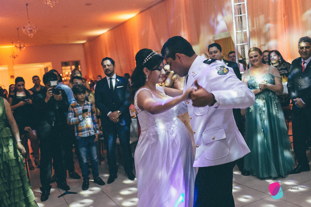 casamento, wedding day, wedding photo, photo wedding, fotografia de casamento, casamento em cuiaba, fotografos de cuiaba, fotografos de casamento, making off, salao, dia da noiva, bride, vestido de noiva, sapato de noiva, perfume de noiva, branco, white, 