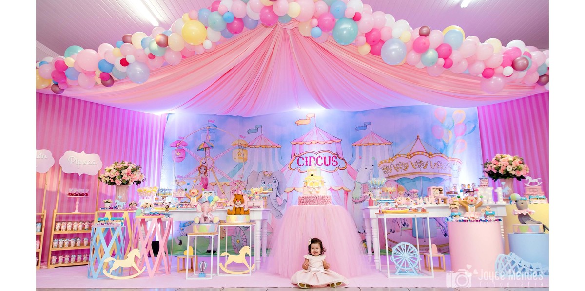 Fotografia de aniversário infantil com o tema circo rosa. 
