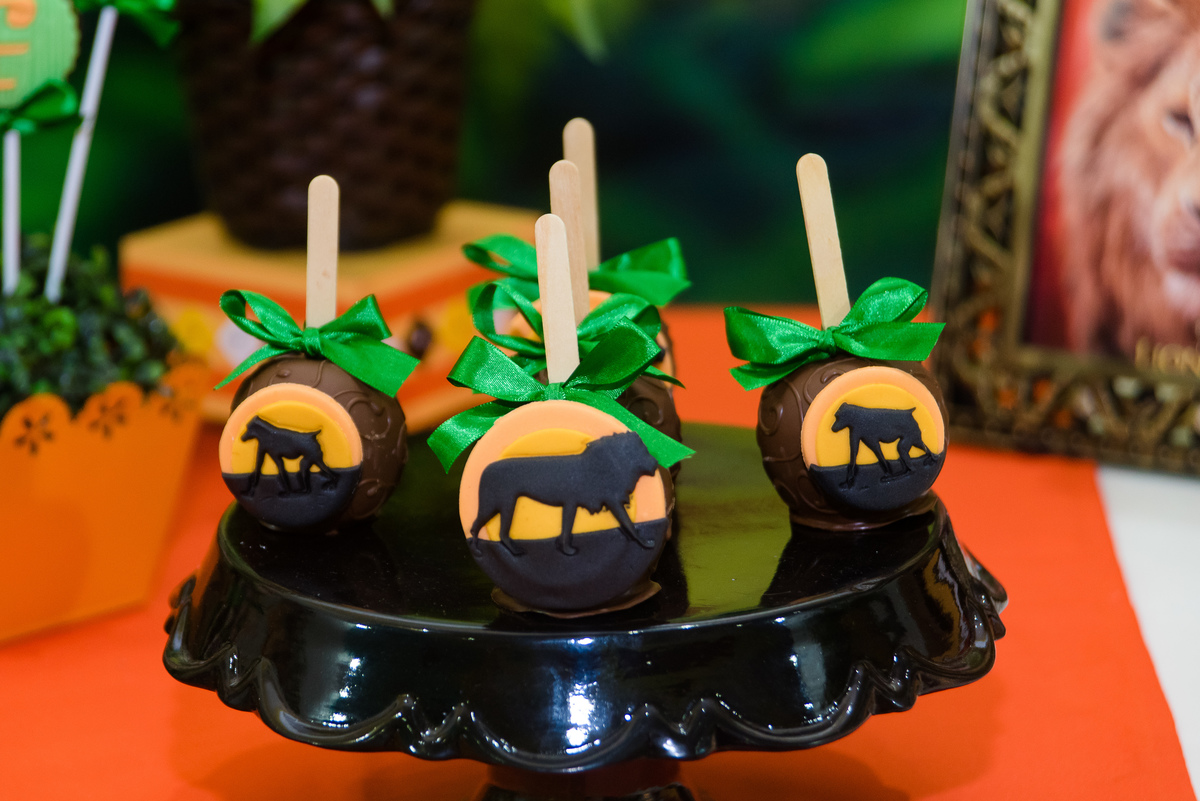 Doce personalizado, maça do amor de chocolate com o tema rei leão