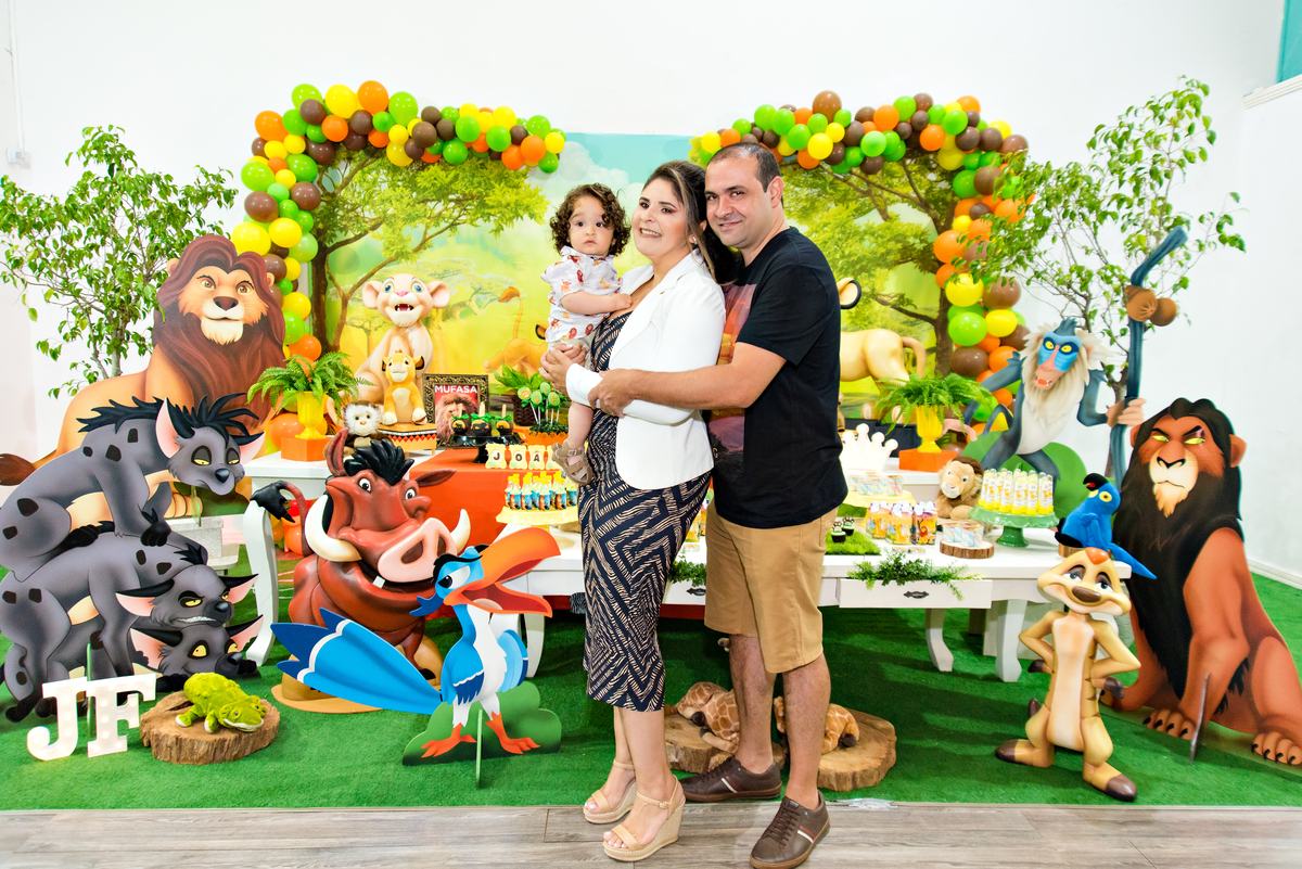 Pais comemoram primeiro ano do filho com festa luxuosa com o tema rei leão