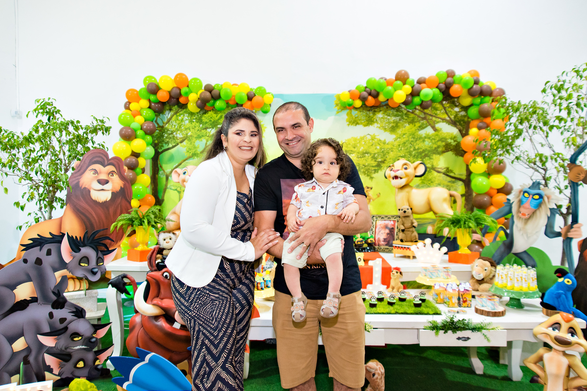 Pais comemoram primeiro ano do filho com festa luxuosa com o tema rei leão