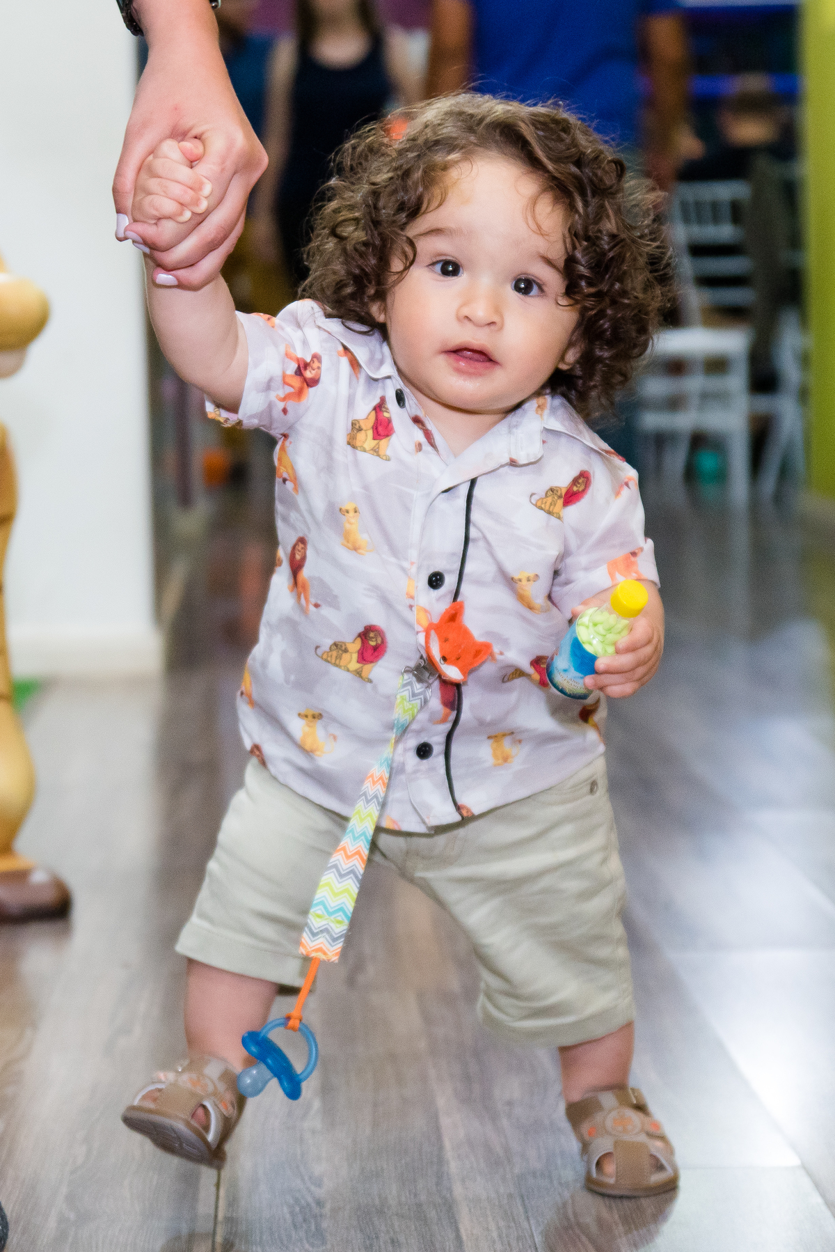 Aniversariante comemora seu primeiro aninho em festa com tema rei leão