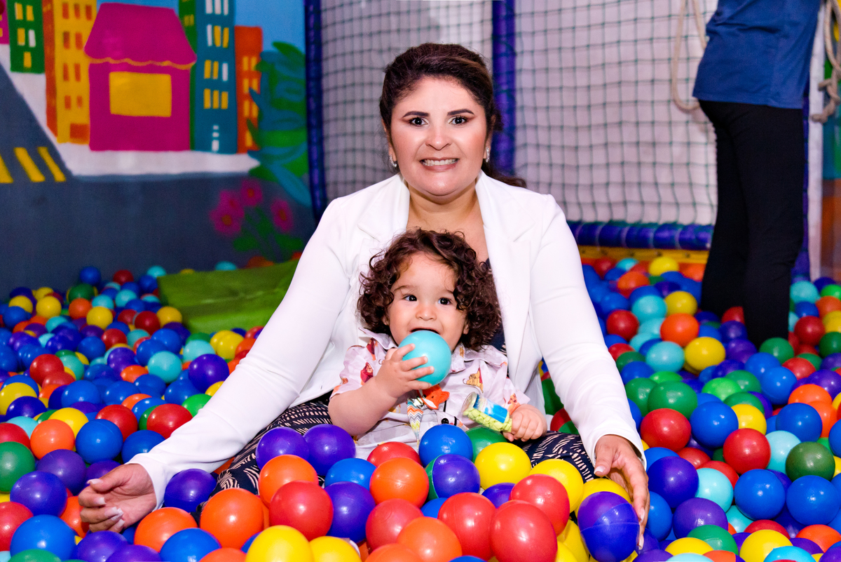 Aniversáriante com sua mãe em piscina de bolinha