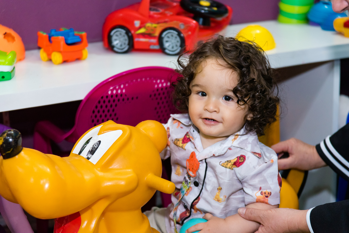 Aniversariante se divertindo nos brinquedos do buffet City Of colors