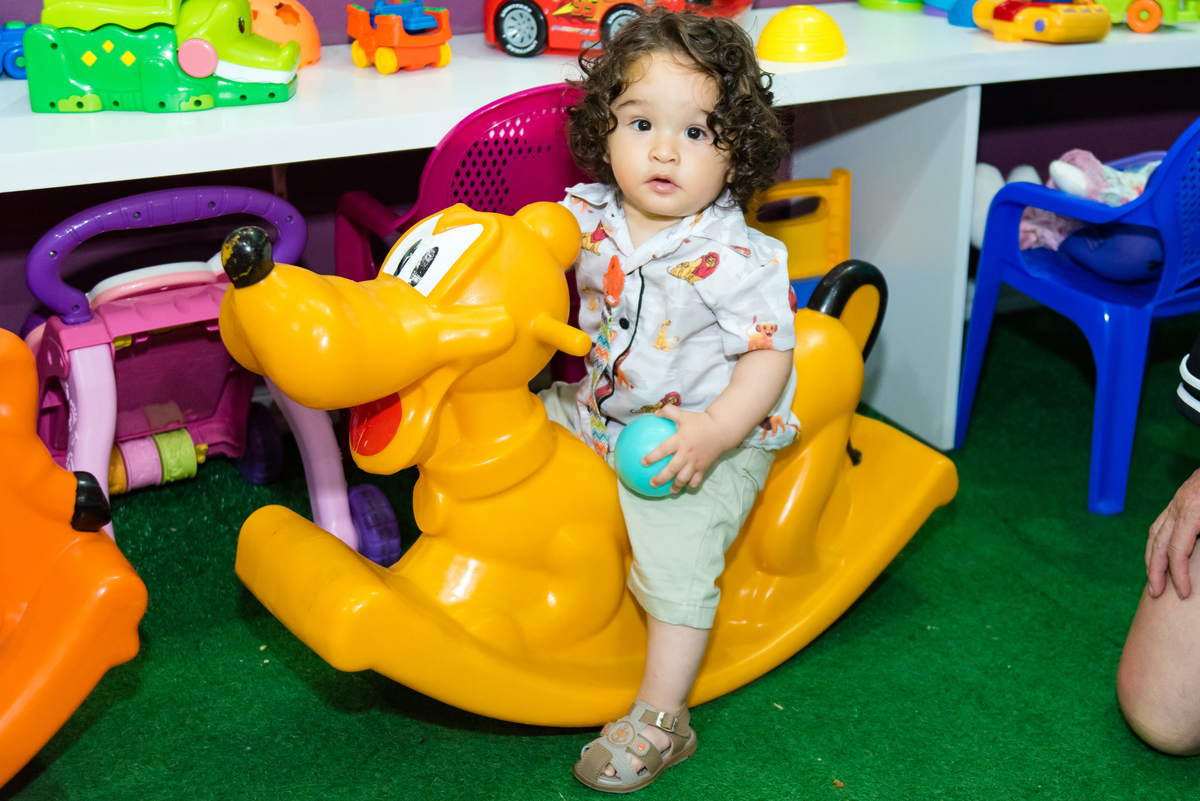 Aniversariante se divertindo nos brinquedos do buffet City Of colors