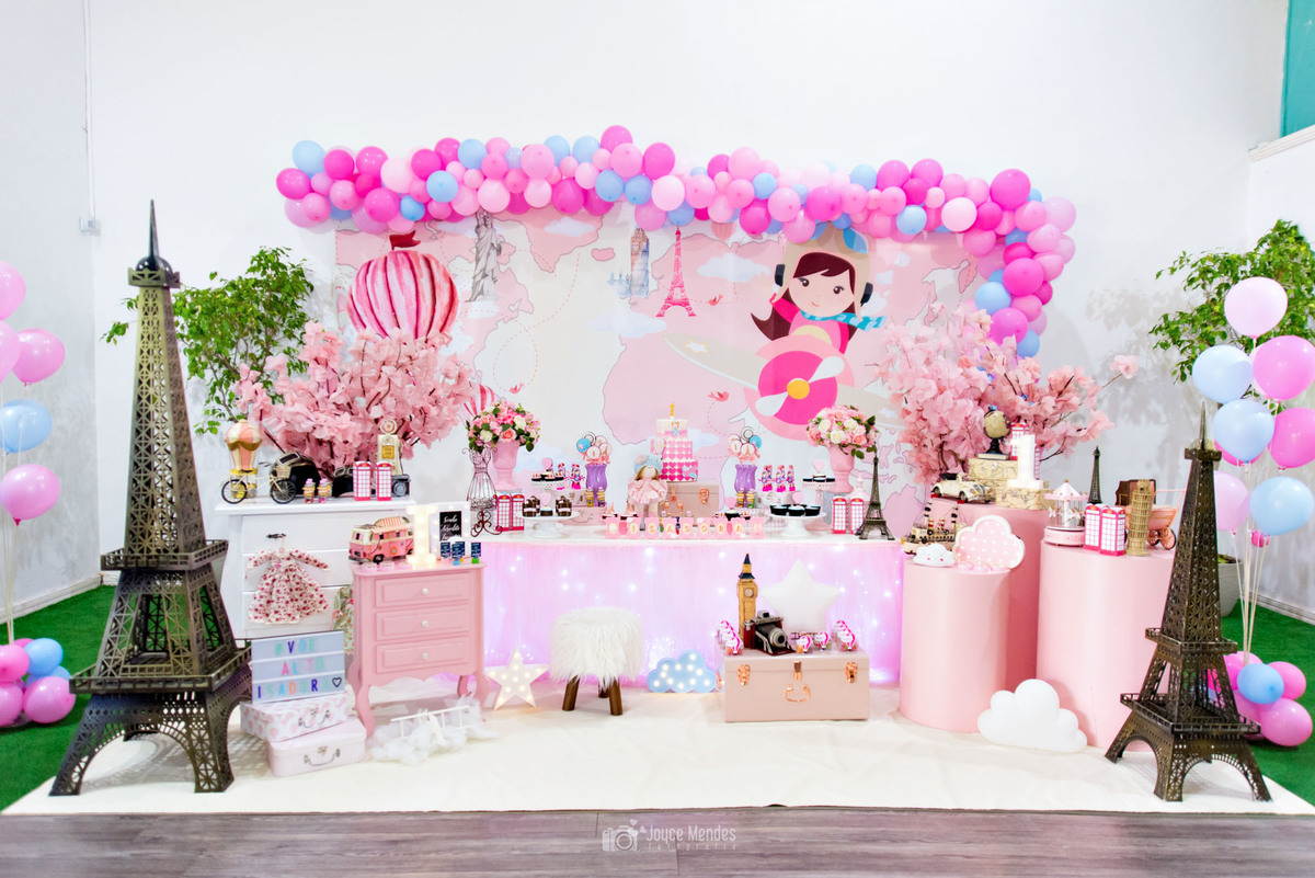 Decoração Volta ao Mundo menina no buffet City Of colors em Curitiba Paraná