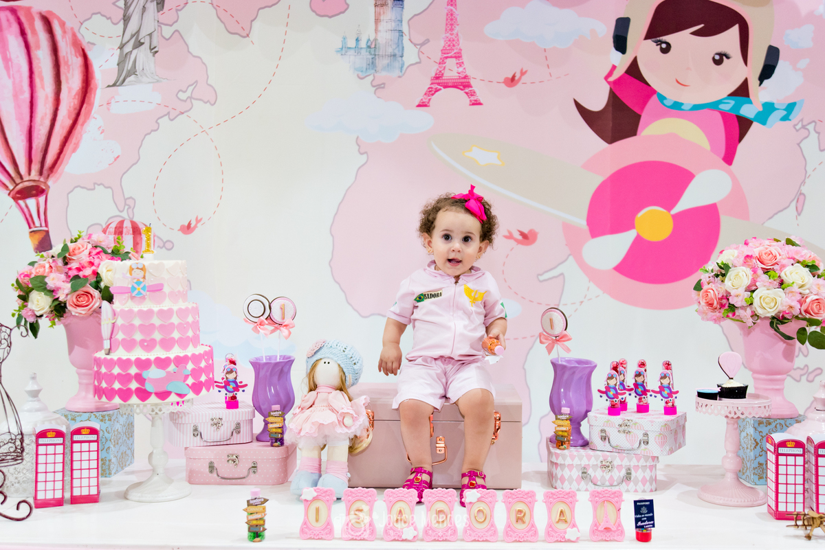 Aniversariante encantada com a decoração Volta ao Mundo