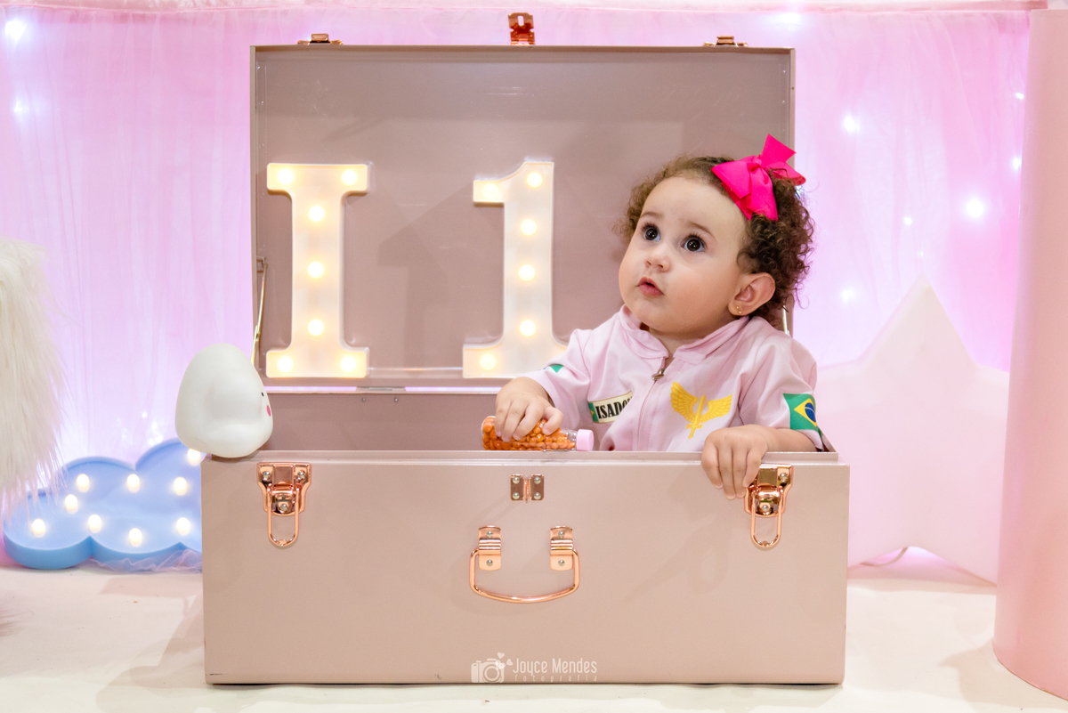 Aniversariante brincando com a decoração Volta ano Mundo