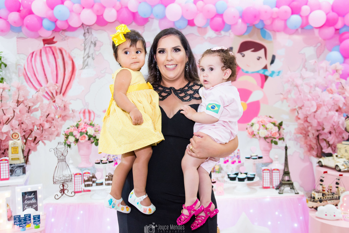 Mamãe e priminha em festa infantil