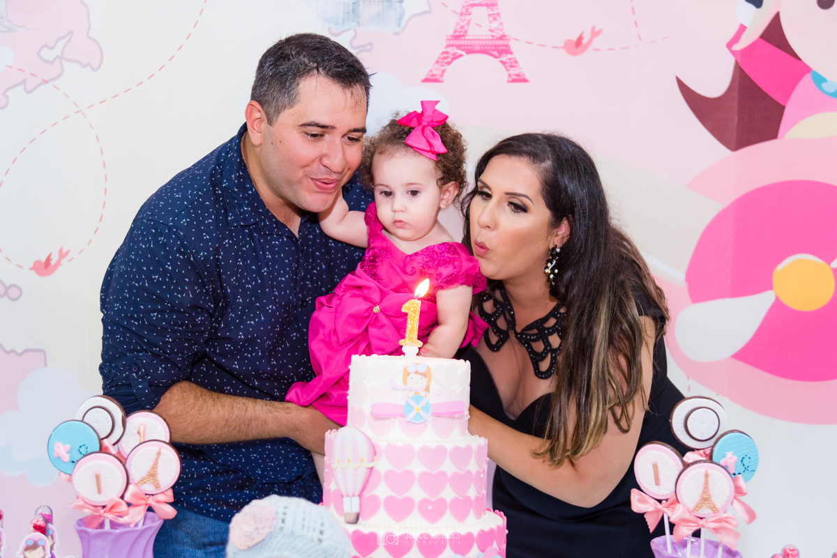 Aniversáriante soprando a velinha em seu aniversário de um ano,