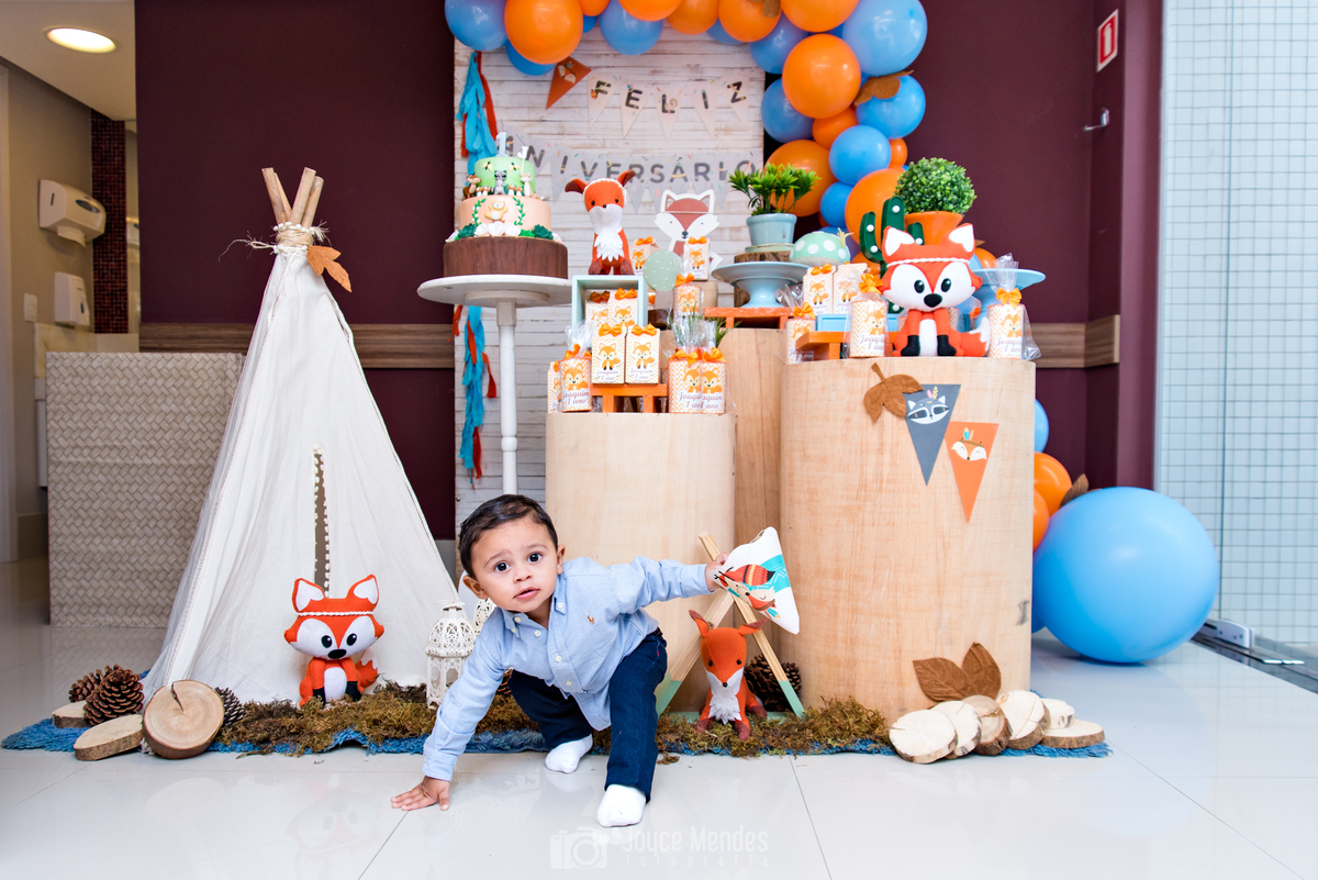 Aniversariante brinca em sua festa com o tema Raposinha