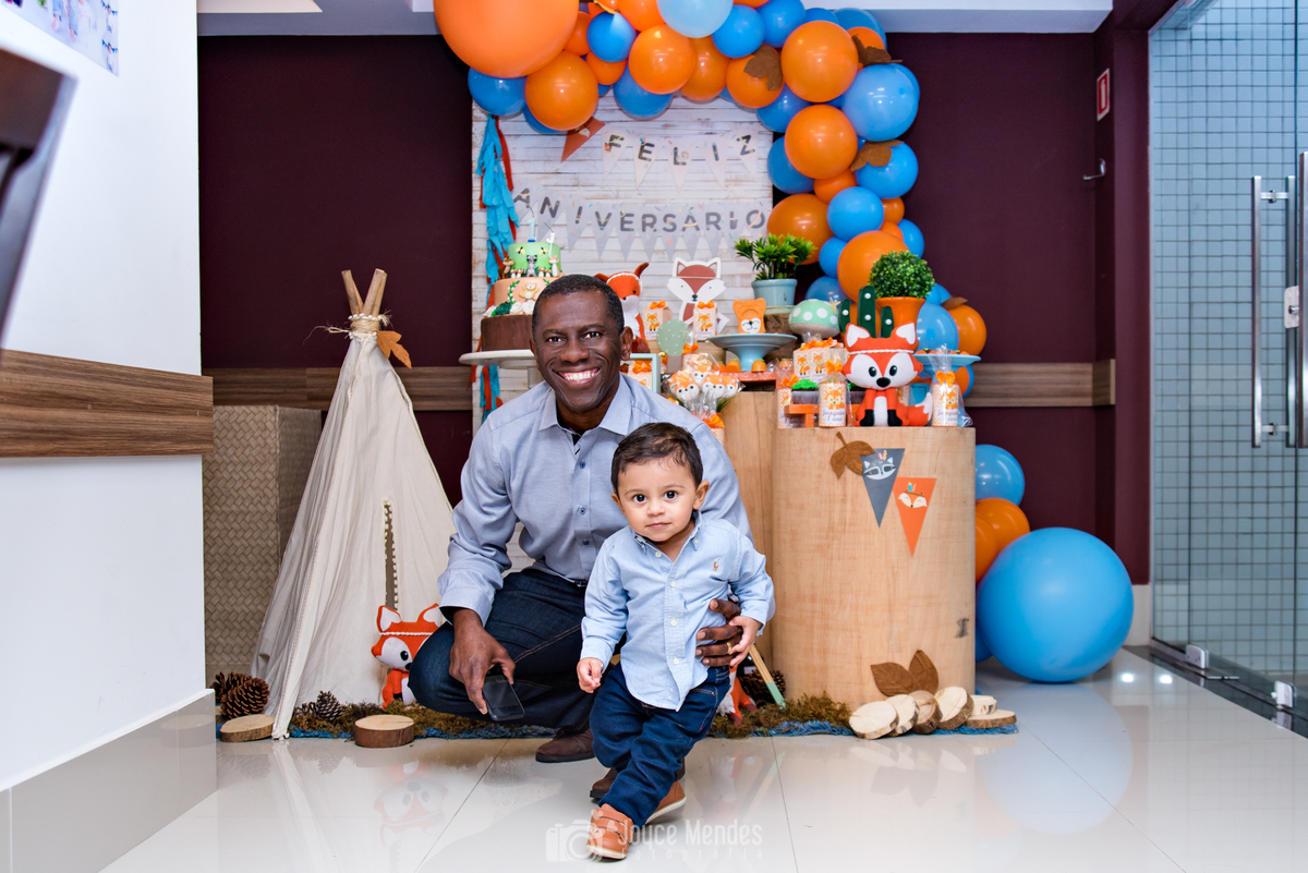 Papai e aniversariante curtindo festa