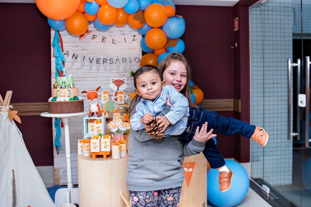 Priminha e aniversariante curtindo festa infantil