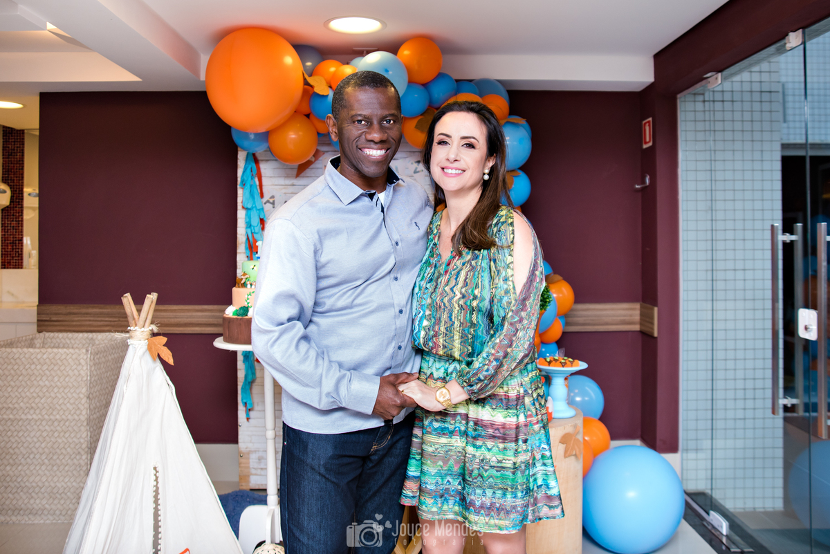 Pais de aniversariante posando pra registro em festa de aniversário infantil