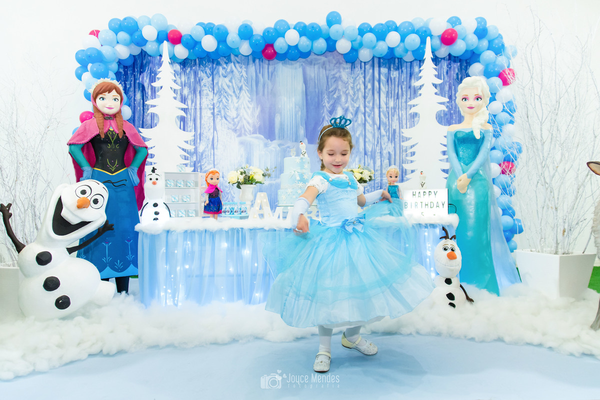 aniversariante dançando e se divertindo em festa com tema do filme Frozen