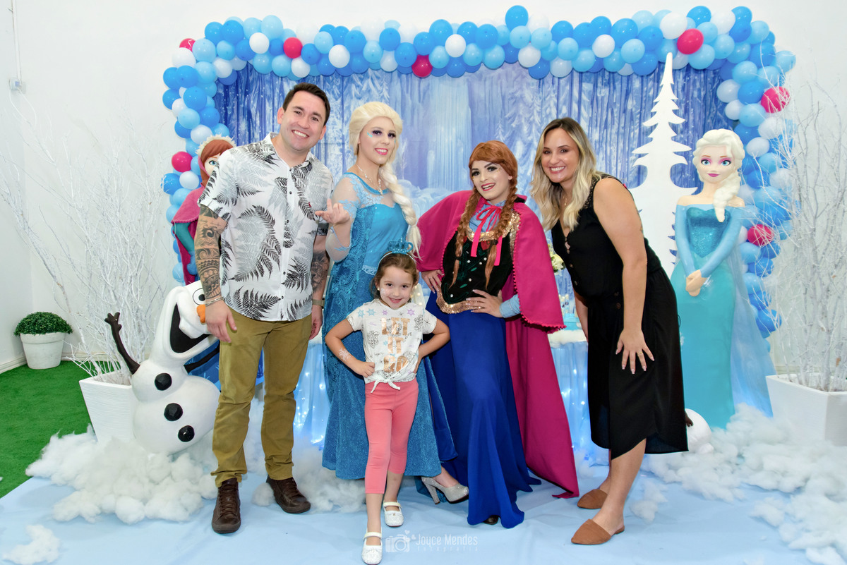 Família pousa pra foto com as personagens viva 