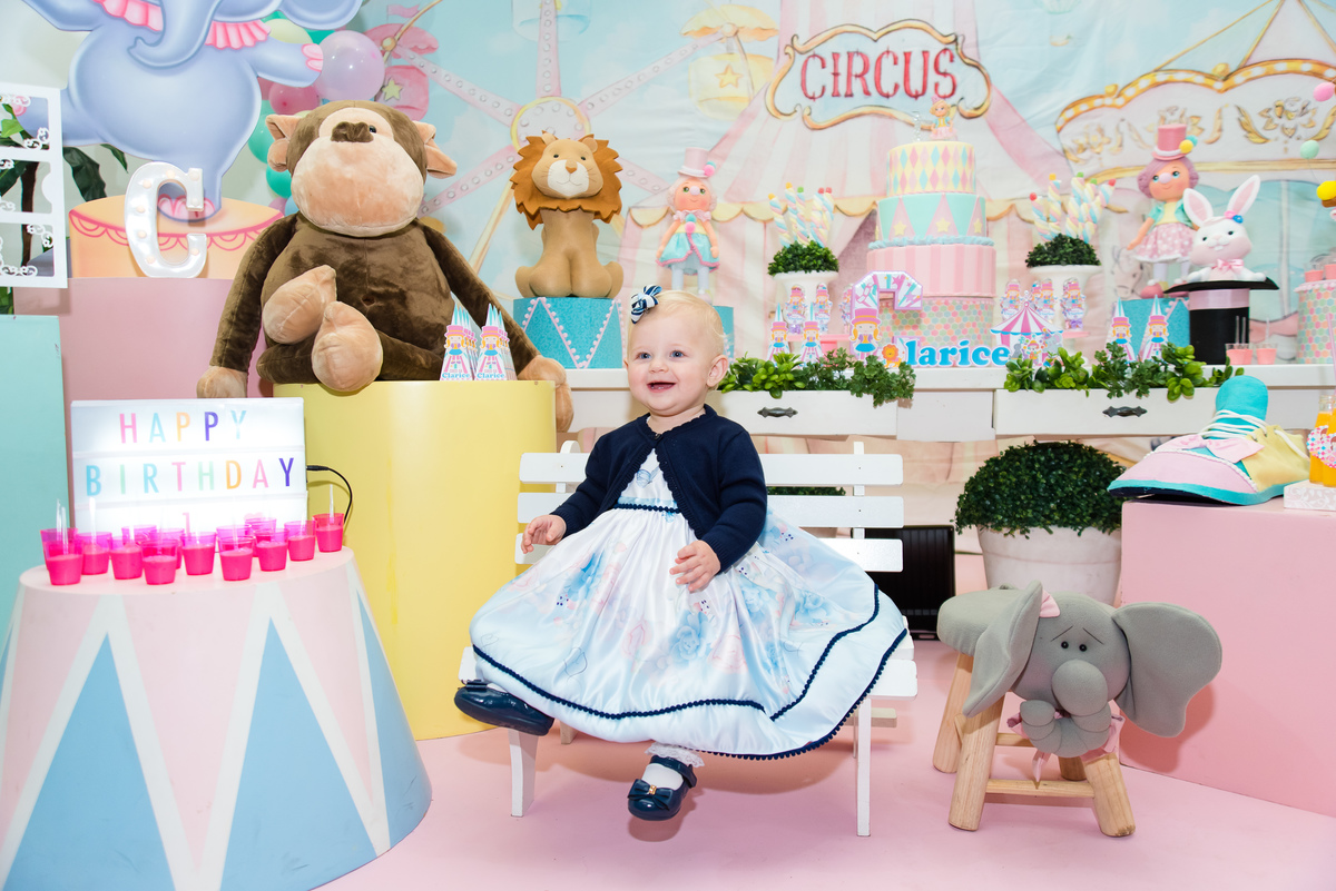 aniversariante sorrindo em sua festa de aniversário