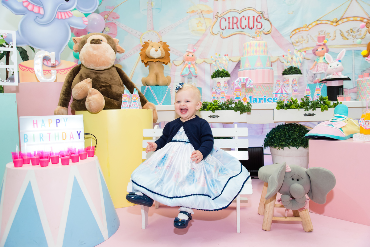 aniversariante sorri pra lente da fotografa