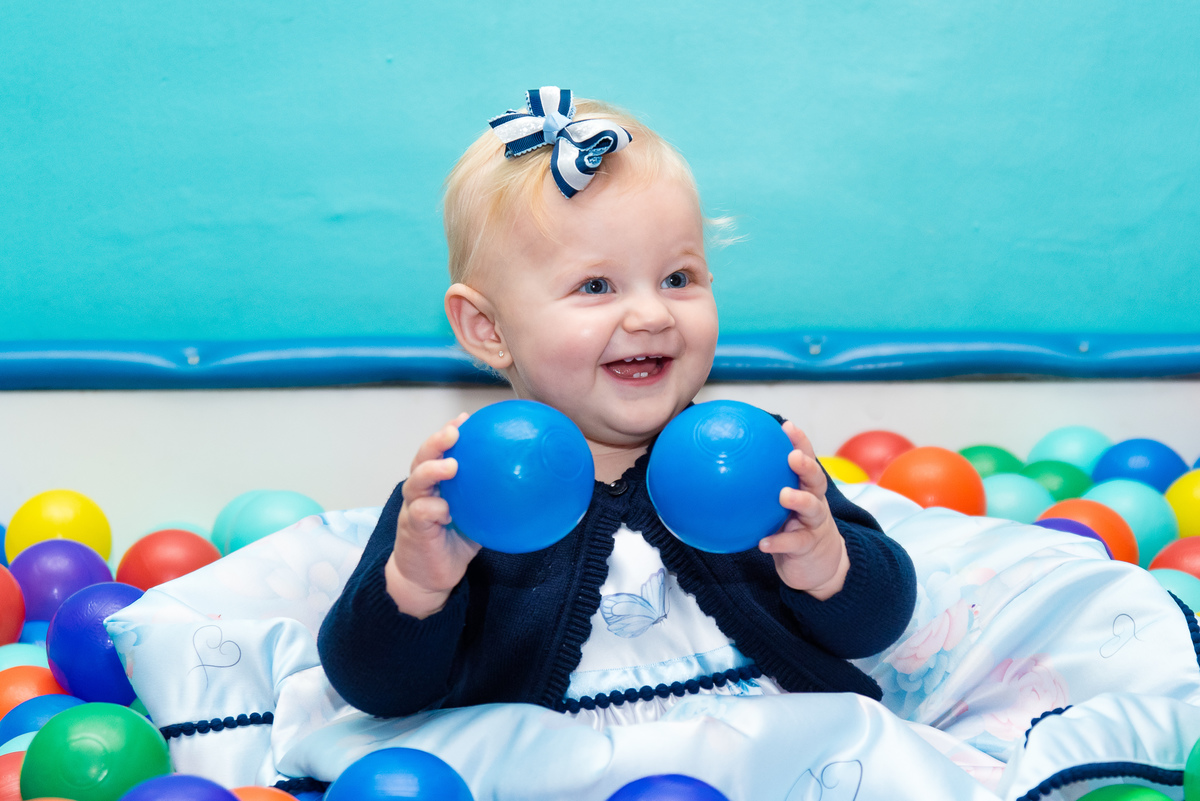 aniversariante brincando na piscina de bolinhas
