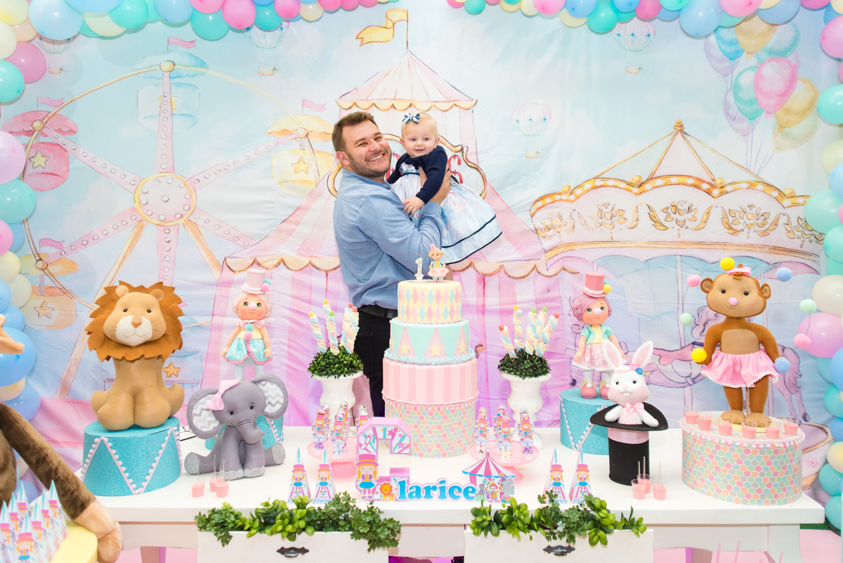 Pai e filha em aniversário infantil