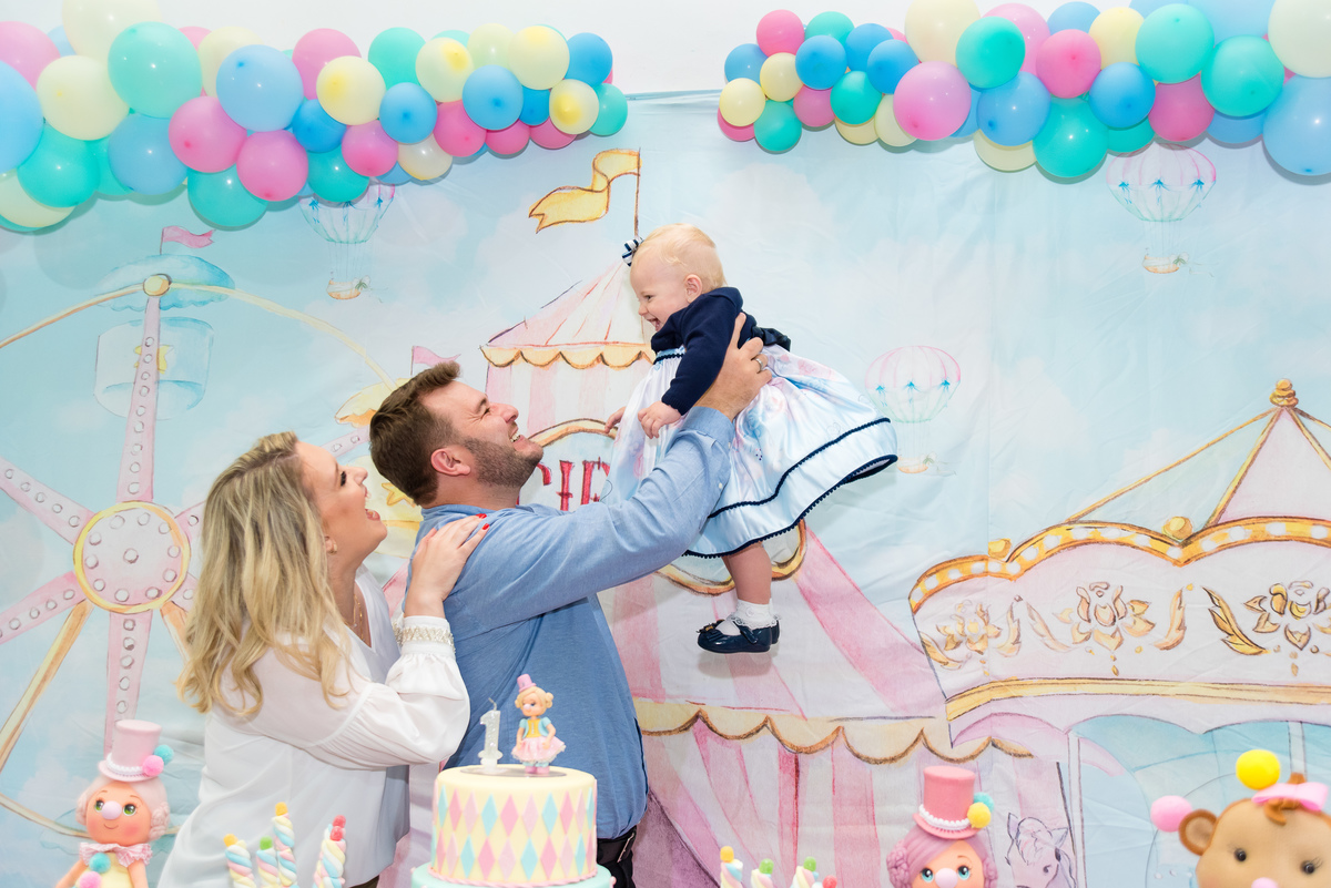 fotos espontânea de pais brincando com filha em aniversario infantil