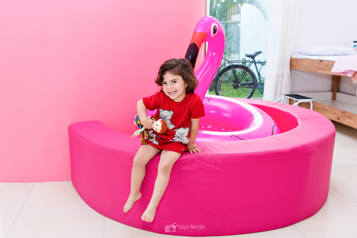 aniversariando brincando na piscina de bolinha