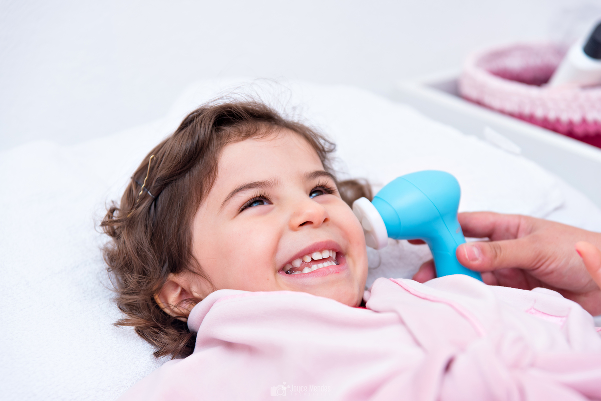 aniversariante recebendo massagem no rosto