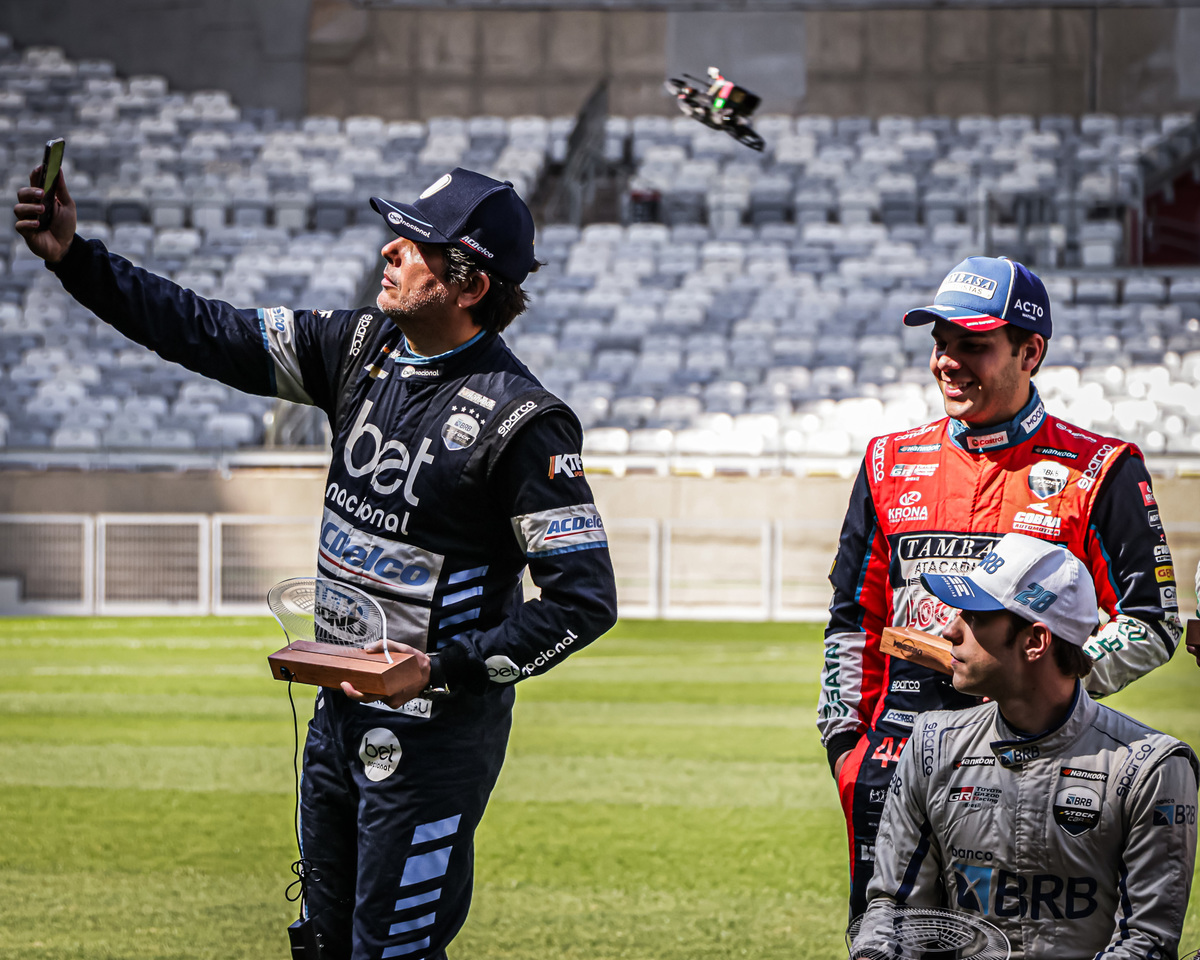 Caca Bueno dietando o campo