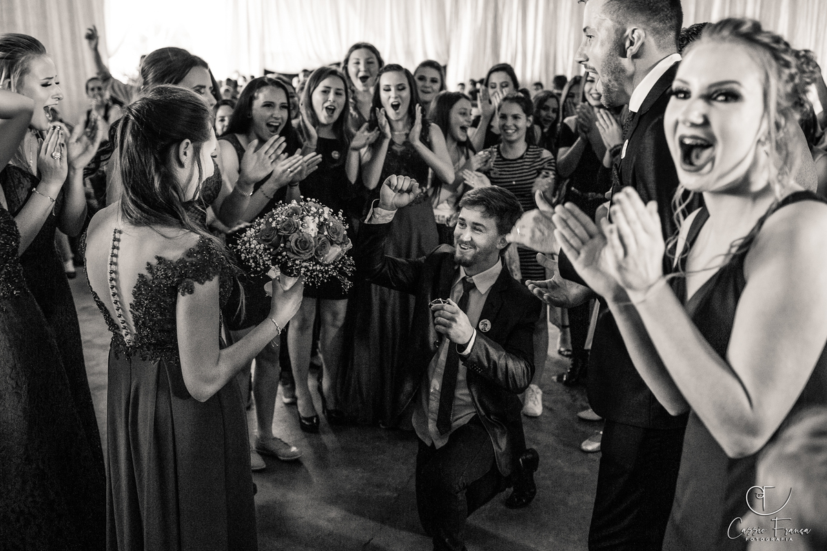 Olha O pedido de Casamento no meio do casamento
