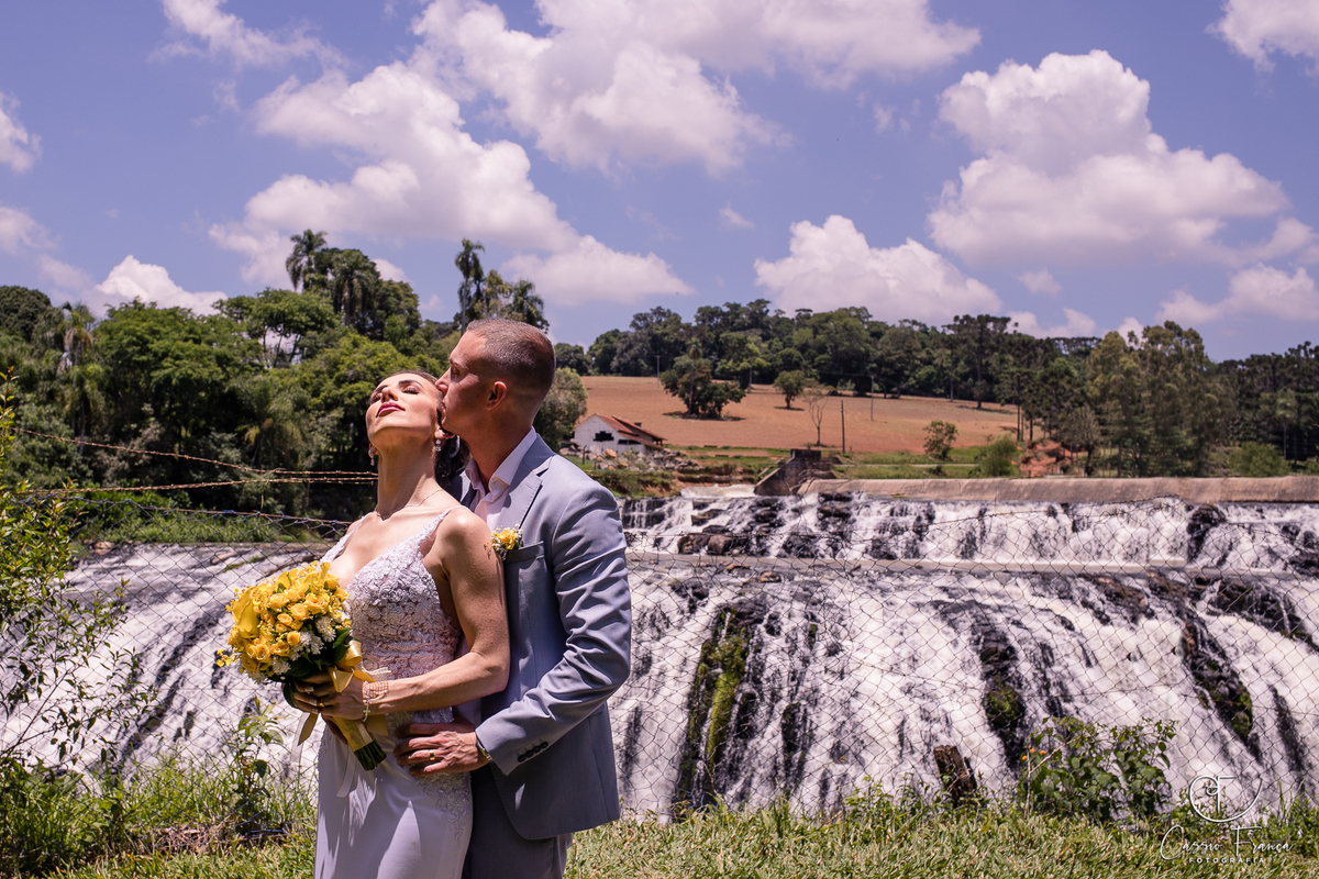 Casamento no Campo Prudentópolis. Ensaio pós casamento noiva na cachoeira