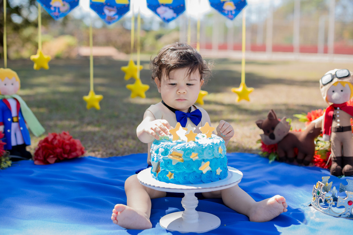 smashthecake-cakesmash-ensaioinfanti-ensaiomenino-ensaio1ano-festainfantil-festamenino-ensaioinfantilbh-fotografainfantilbh-fotograforibeiraodasneves-jhullitatagibafotografia-pequenoprincipe