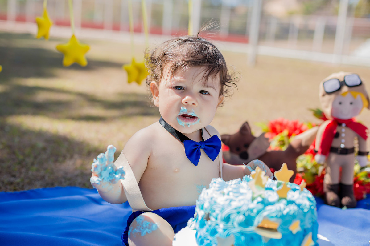 smashthecake-cakesmash-ensaioinfanti-ensaiomenino-ensaio1ano-festainfantil-festamenino-ensaioinfantilbh-fotografainfantilbh-fotograforibeiraodasneves-jhullitatagibafotografia-pequenoprincipe