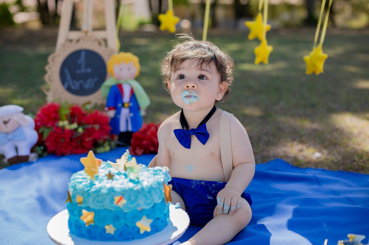 smashthecake-cakesmash-ensaioinfanti-ensaiomenino-ensaio1ano-festainfantil-festamenino-ensaioinfantilbh-fotografainfantilbh-fotograforibeiraodasneves-jhullitatagibafotografia-pequenoprincipe