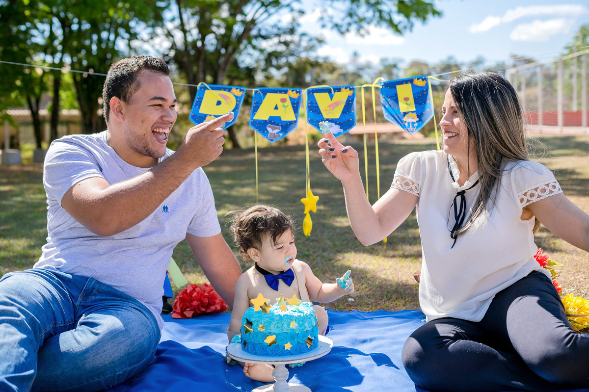 smashthecake-cakesmash-ensaioinfanti-ensaiomenino-ensaio1ano-festainfantil-festamenino-ensaioinfantilbh-fotografainfantilbh-fotograforibeiraodasneves-jhullitatagibafotografia-pequenoprincipe