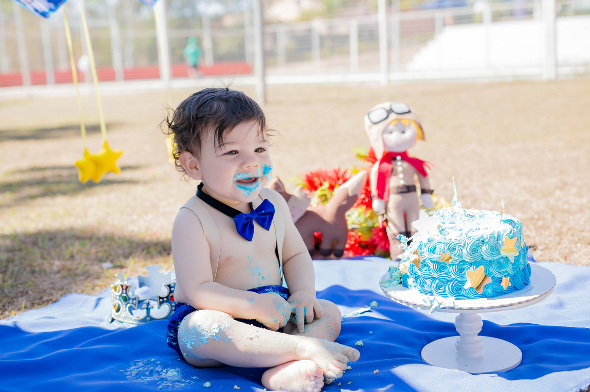 smashthecake-cakesmash-ensaioinfanti-ensaiomenino-ensaio1ano-festainfantil-festamenino-ensaioinfantilbh-fotografainfantilbh-fotograforibeiraodasneves-jhullitatagibafotografia-pequenoprincipe