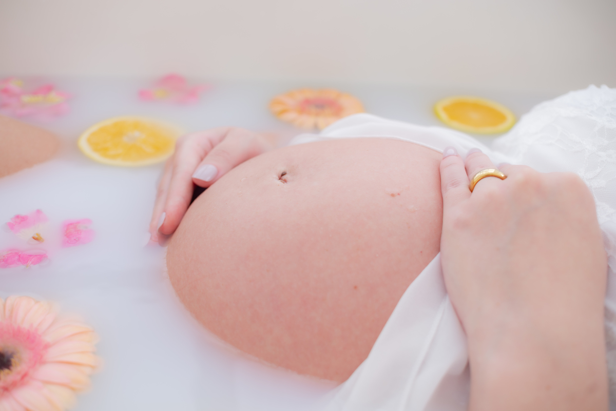 banho de leite gestante ensaio clean Indaiatuba Limeira sp Photoboutique HISTÓRIAS E memórias Fotógrafa Dammarys Dias