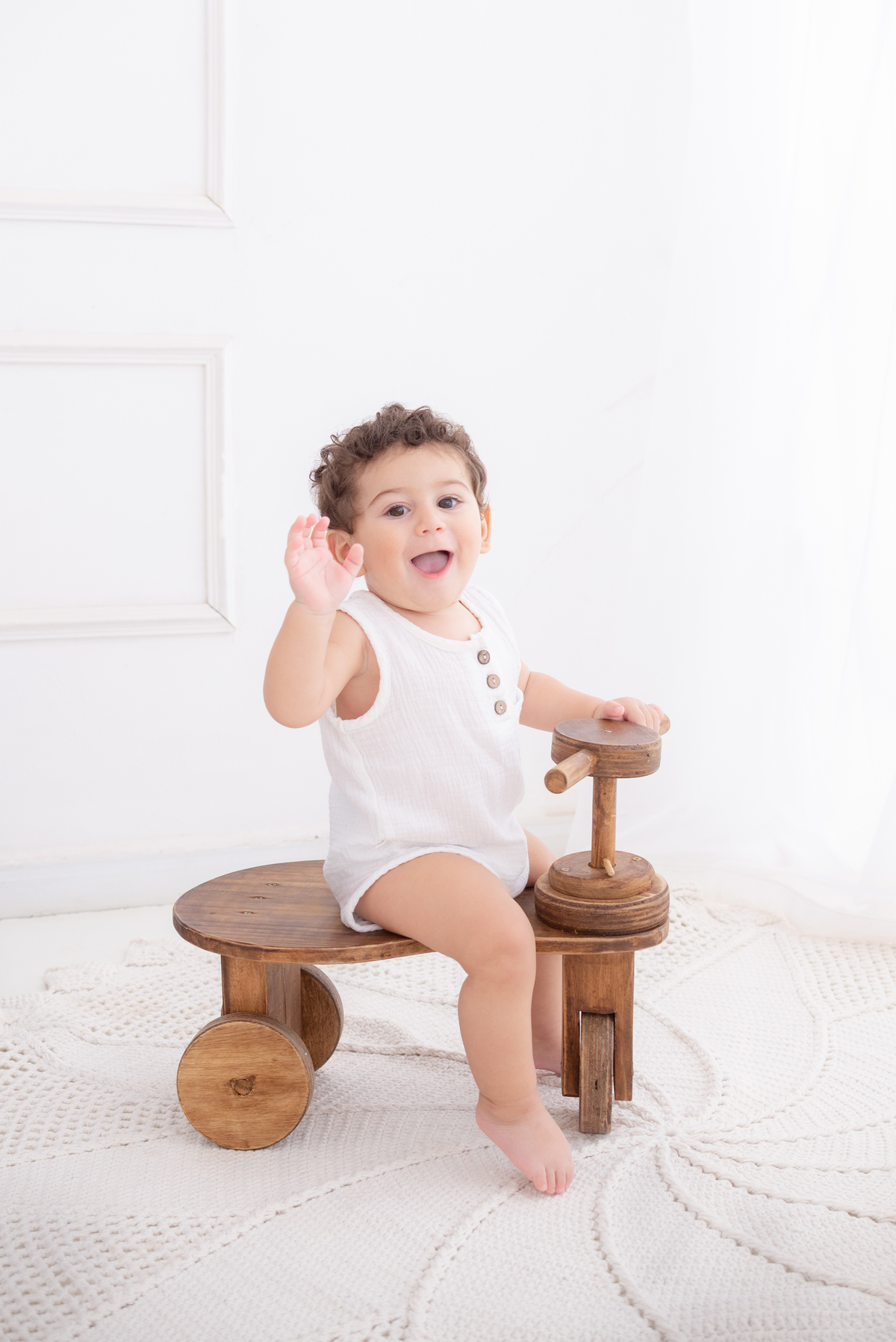 Acompanhamento do bebê em estúdio clean Limeira SP fotógrafa Dammarys Dias 