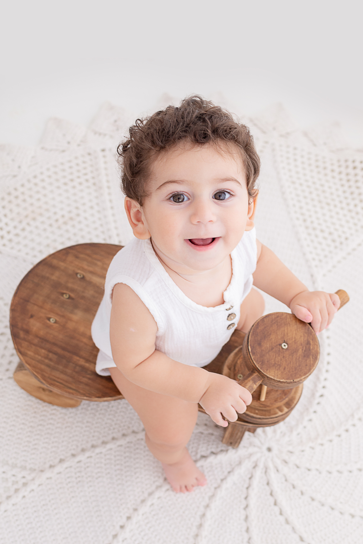 Acompanhamento do bebê em estúdio clean Limeira SP fotógrafa Dammarys Dias 