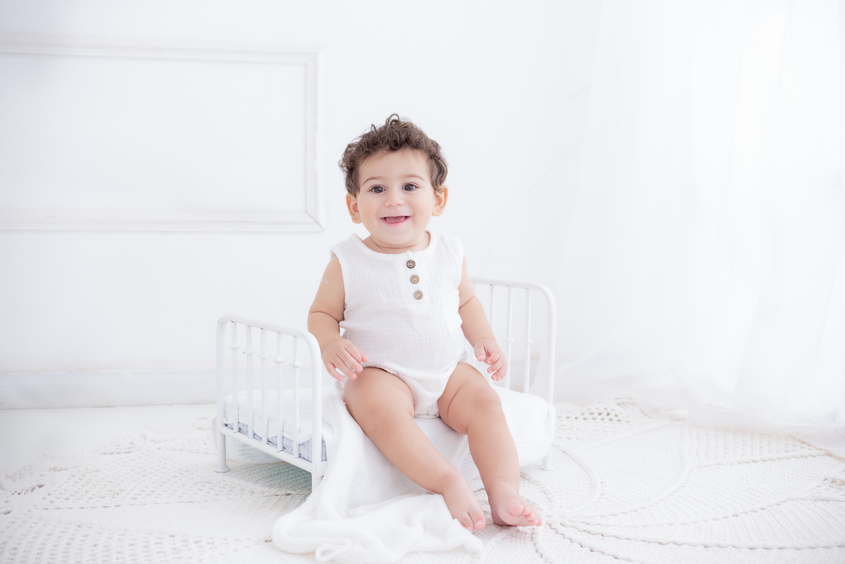 Acompanhamento do bebê em estúdio clean Limeira SP fotógrafa Dammarys Dias 