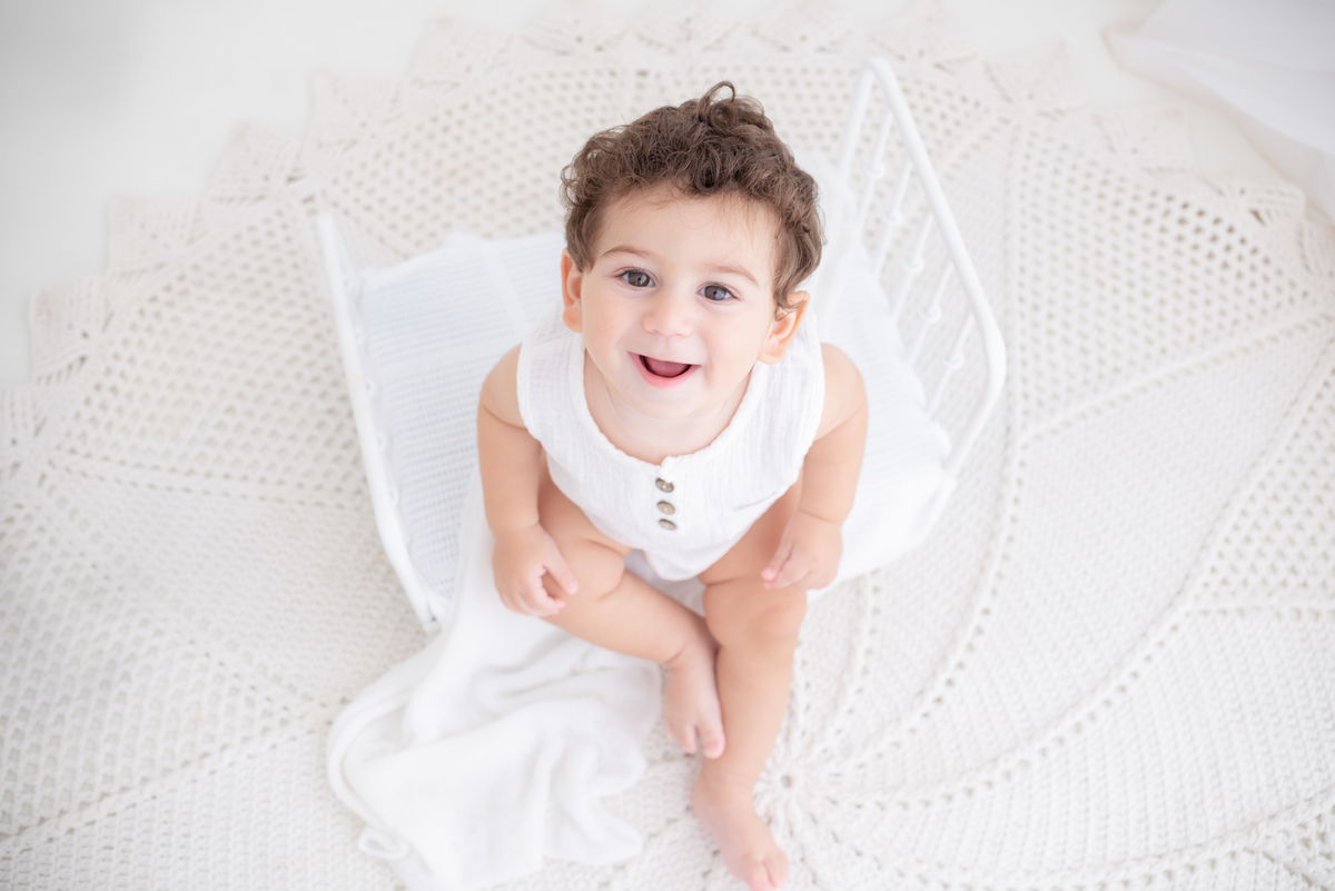 Acompanhamento do bebê em estúdio clean Limeira SP fotógrafa Dammarys Dias 