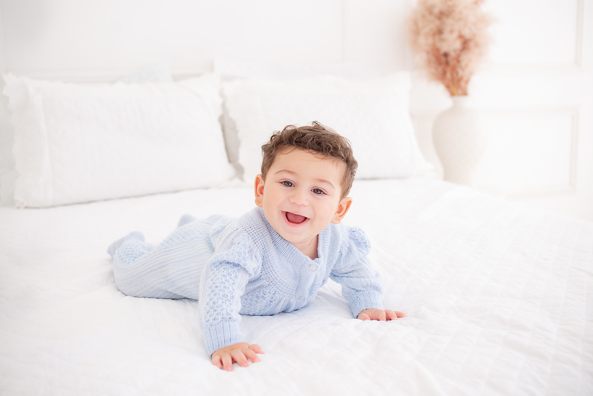 Acompanhamento do bebê em estúdio clean Limeira SP fotógrafa Dammarys Dias 