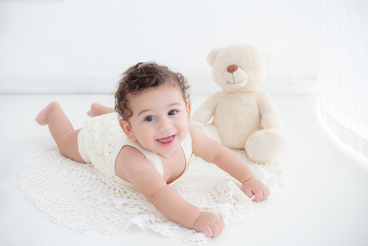 Acompanhamento do bebê em estúdio clean Limeira SP fotógrafa Dammarys Dias 