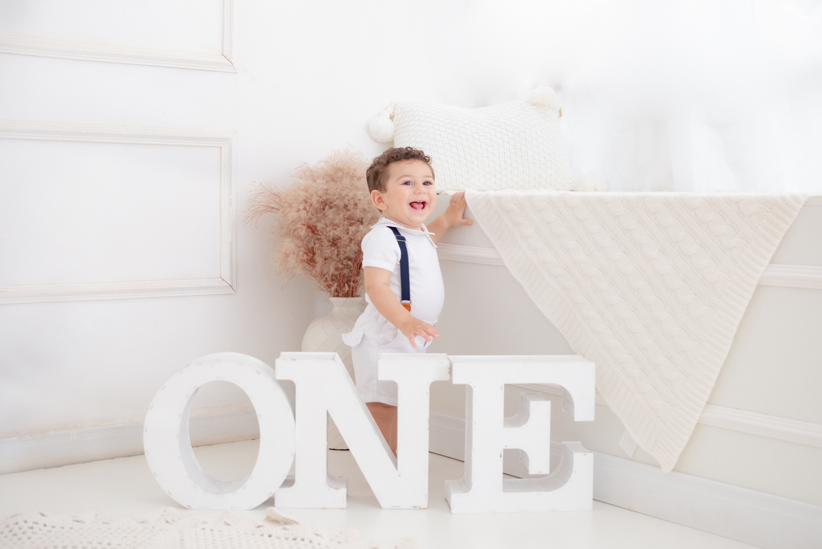 Ensaio de 1 ano Acompanhamento do bebê em estúdio clean Limeira SP fotógrafa Dammarys Dias 