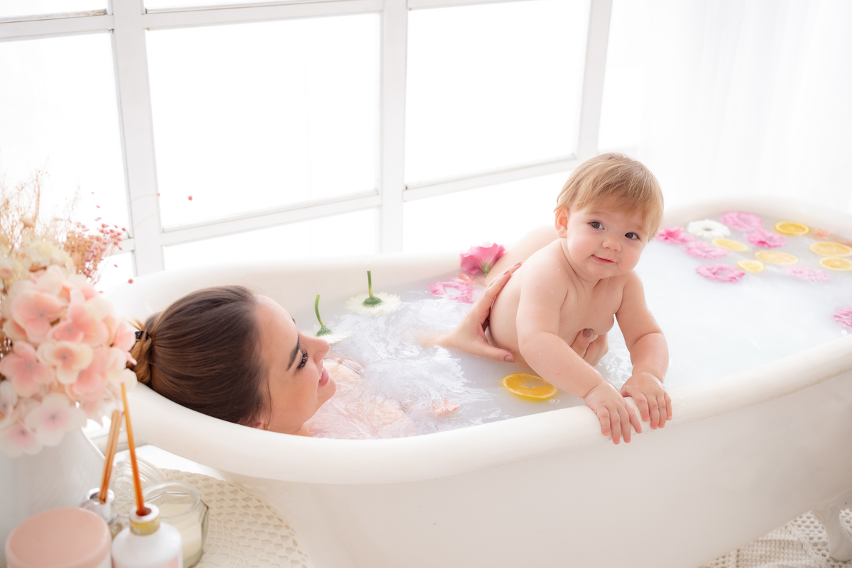 Ensaio na banheira mãe e filha sessão SPA estúdio Photoboutique Histórias e Memórias  Limeira SP
fotógrafa Dammarys Dias