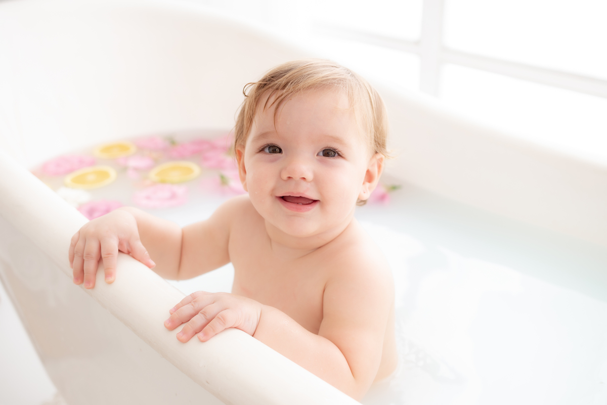 Ensaio na banheira  banho de leite bebê sessão SPA estúdio Photoboutique Histórias e Memórias  Limeira SP
fotógrafa Dammarys Dias